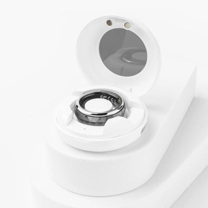 Een COLMi slimme ring met glanzend zilveren rand en facettenstructuur, voorzien van een actieve sensor en groene LED-indicatie, geschikt voor dagelijks gebruik en sportactiviteiten. - Foto 25