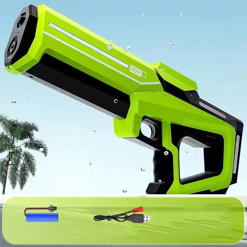 Een witte elektrische waterpistool met blauwe LED-verlichting, vastgehouden door een jonge vrouw in jeans. Geschikt voor speelplekken en zomerfeesten,