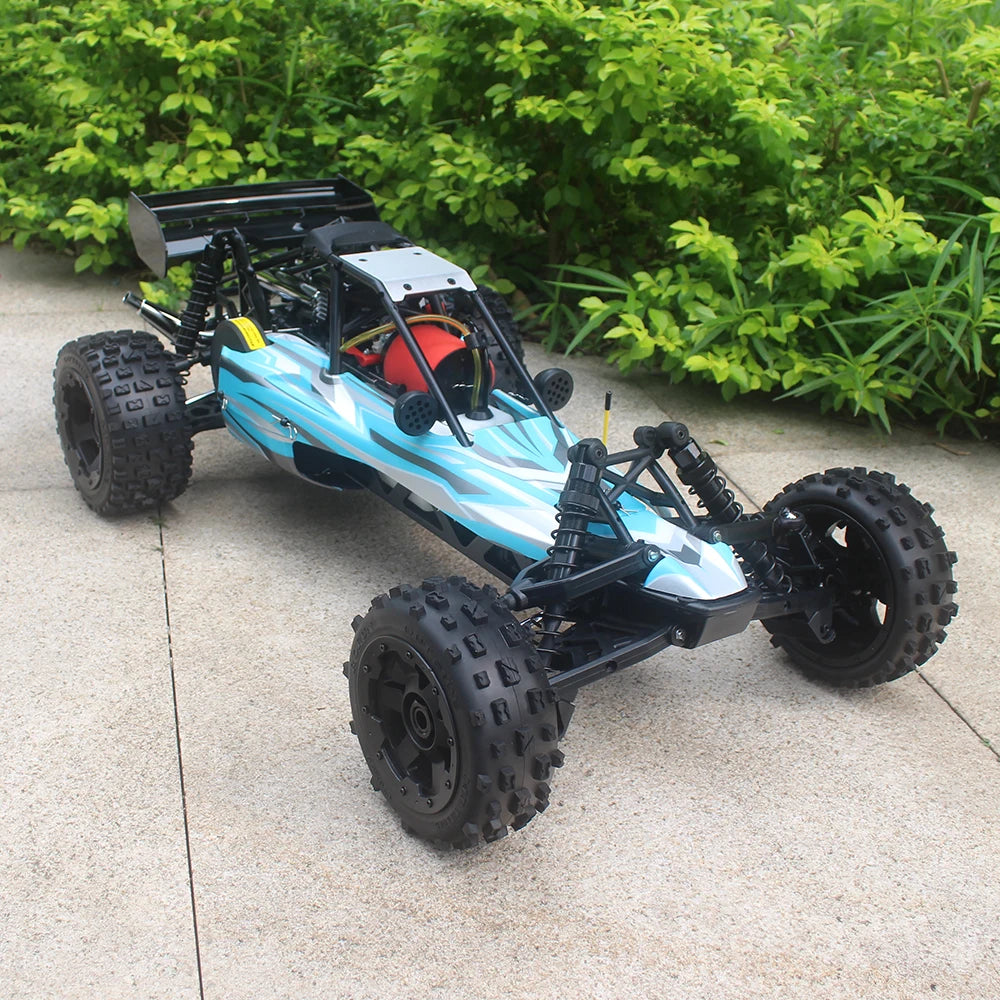 Groene camouflage RC buggy met zwarte banden en metalen frame, klaar voor buitenrijden. Perfect voor terrein- en sandtrack-avonturen op zonnige dagen.