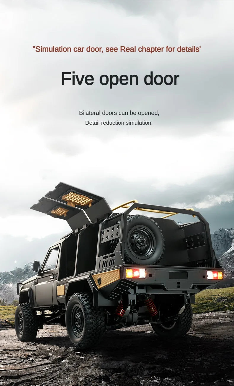 De ZWN MN82S 1:12 RC Toyota Land Cruiser in bruin, met grote terreinbanden en zichtbare antenne, staat op rotsachtig terrein. Officieel licentieproduc