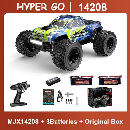 Grote, gele en blauwe off-road RC-buggy met zwarte banden en stuurwiel, inclusief zwarte stuurunit. Ideaal voor speelplein of tuin, geschikt voor kind