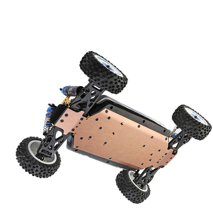 WLtoys Zealot 1:12 RC buggy met blauw-wit camouflage, zichtbare 4WD aandrijving en schokdempers, geschikt voor racen en speelplein-avonturen. - Foto 5