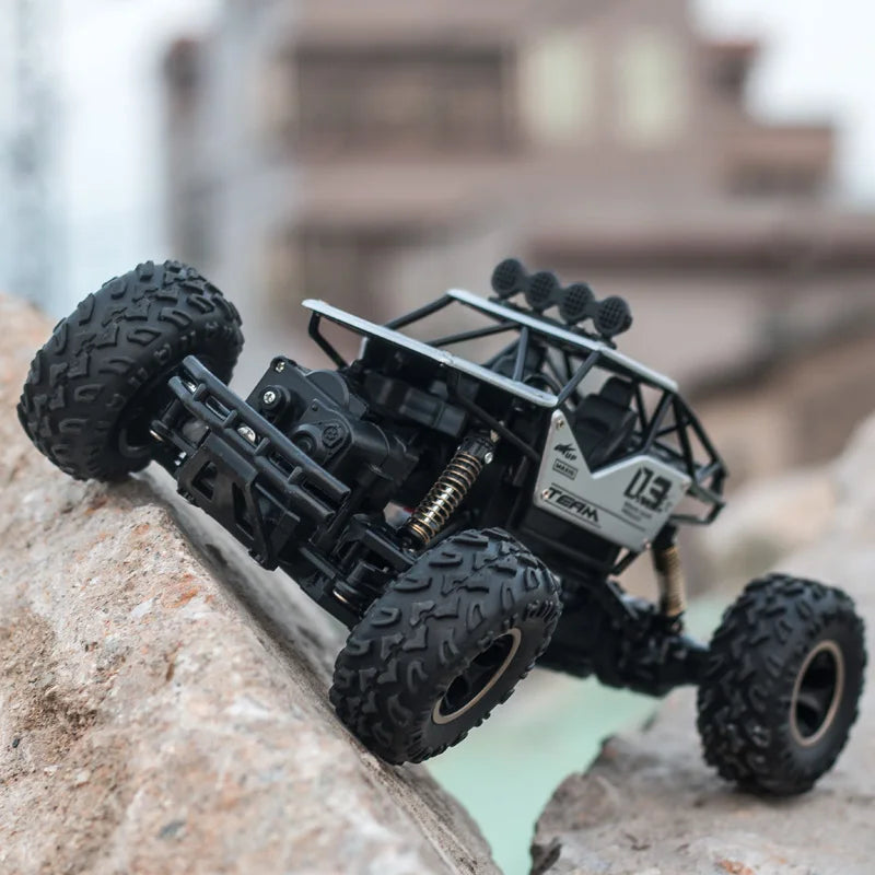 ZWN Rock climber, een zwarte, alloy-upgrade RC-4WD terreinwagen met grote, groefrijke banden en zichtbare voor- en achtermotor. Ideaal voor off-road k