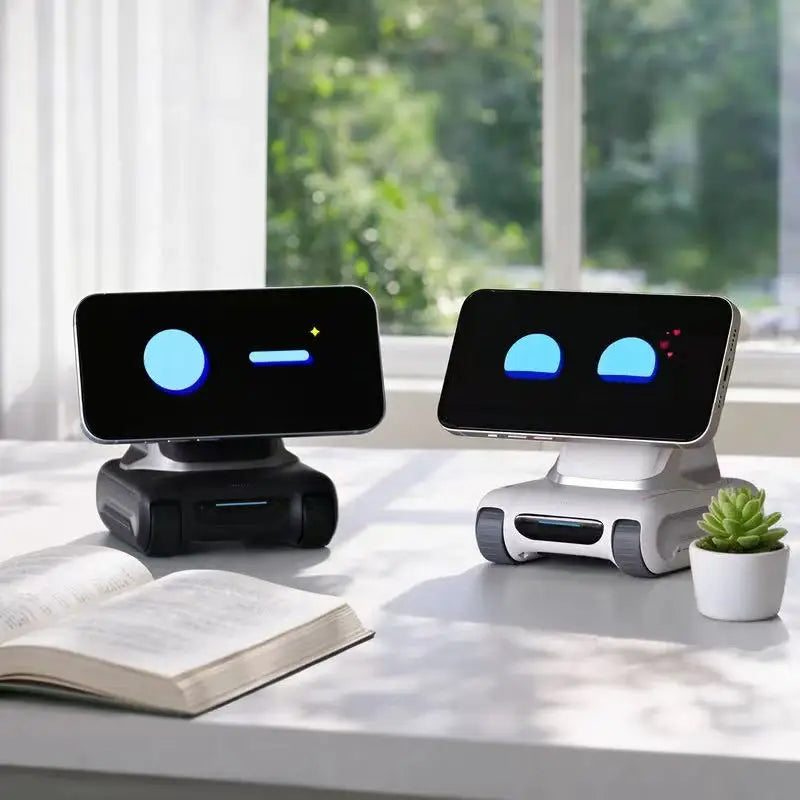 Een zwarte LOOI AI-robot met blauwe ogen, die een smartphone als hoofd gebruikt, staat op een magnetisch standaard. Ideaal als desktop-assistent voor 