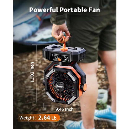 Zwarte en oranje outdoor camping fan met 4 LED-verlichting en draaibare kop, uitgerust met slimme afstandsbediening voor gebruik op kampeerplaatsen of