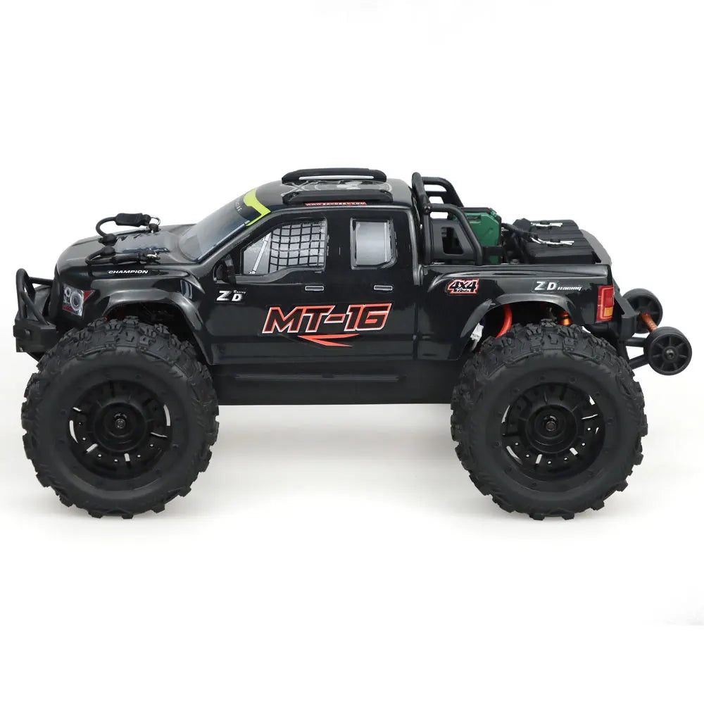 Oranje en blauw gestreepte RC monstertruck met grote zwarte banden en zichtbare ZD-logo’s, geplaatst naast zijn zwarte stuurunit voor speelplezier op 