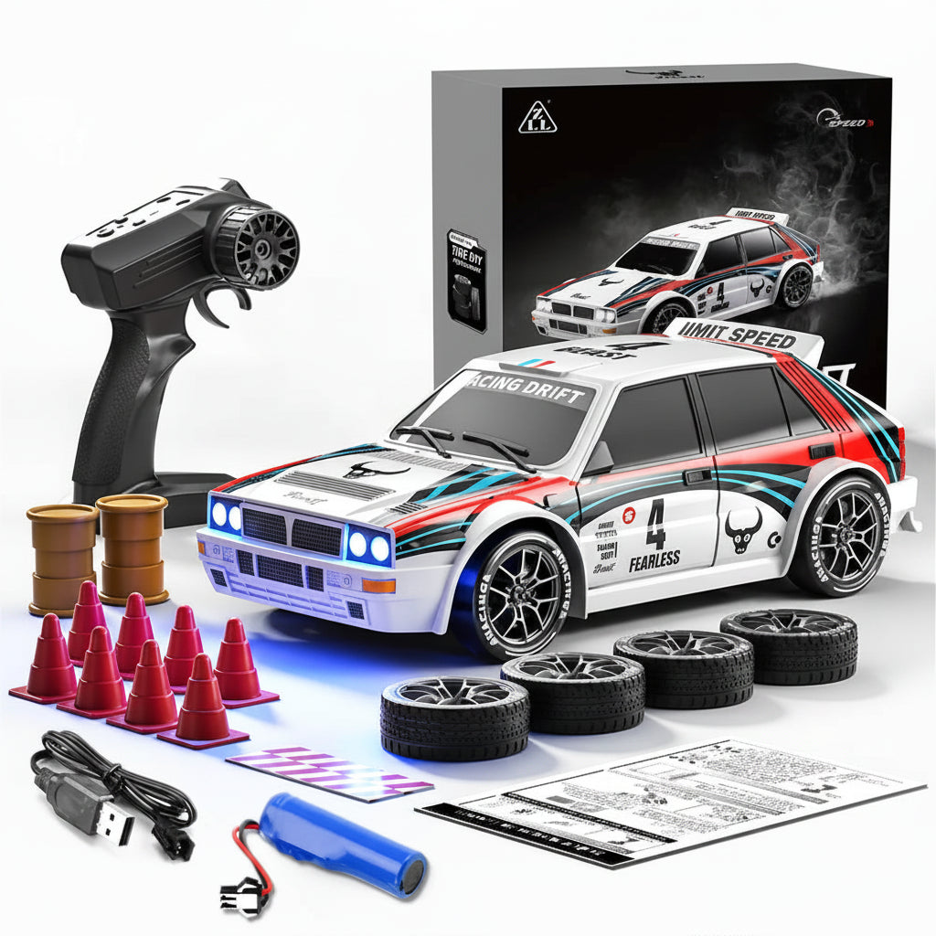 Een witte RC-rallyauto met rode en blauwe strepen, zwarte velgen en blauwe LED-verlichting, klaar voor drift- en race-activiteiten. Inclusief stuur, b