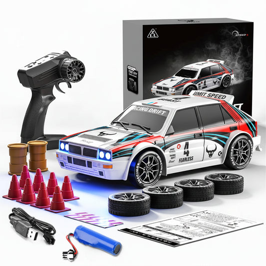 Een witte RC-rallyauto met rode en blauwe strepen, zwarte velgen en blauwe LED-verlichting, klaar voor drift- en race-activiteiten. Inclusief stuur, b