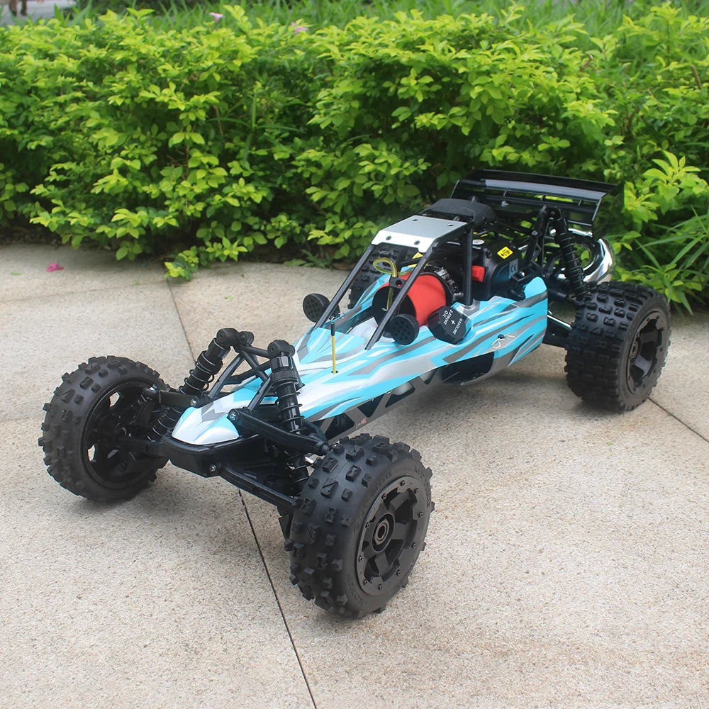 Groene camouflage RC buggy met zwarte banden en zichtbare schokdempers, klaar voor terreinrijden. Perfect voor outdoor speelplekken en avontuurlijke k
