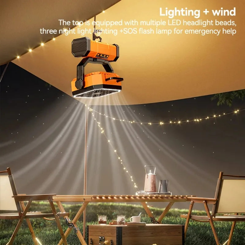 Oranje portofoon met USB-C oplaadfunctie, geschikt voor outdoor-activiteiten. Zichtbaar op een houten tafel met laptop en smartphone, ideaal voor reiz
