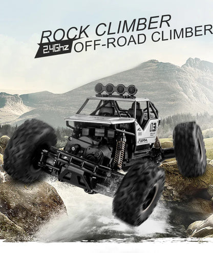 ZWN Rock climber, een zwarte, alloy-upgrade RC-4WD terreinwagen met grote, zichtbare banden en een stuurunit. Geschikt voor off-road avonturen en stei