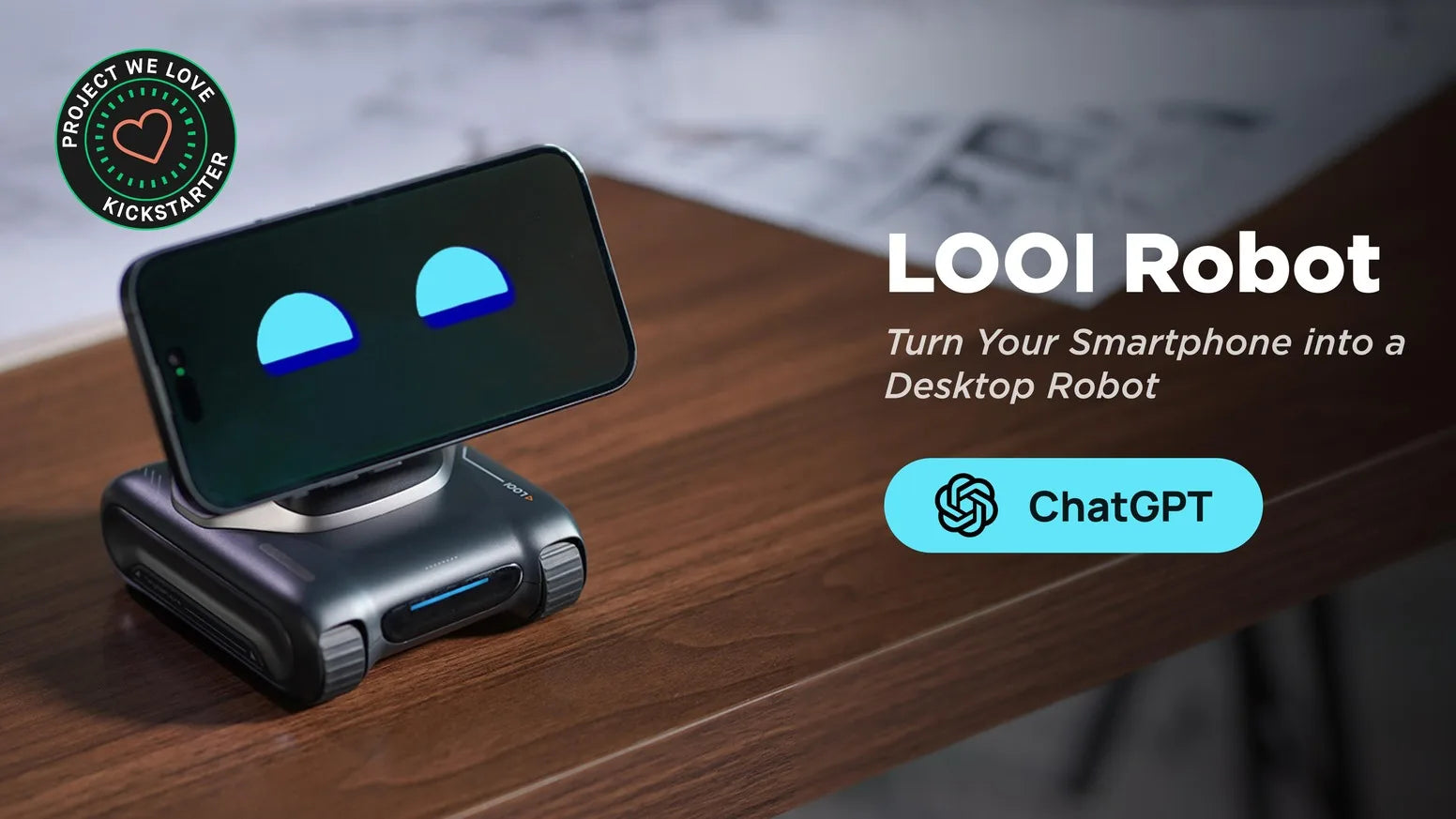 Een zwarte LOOI AI-robot met blauwe oogleden, geplaatst op een magnetisch standaard voor smartphones. Ideaal als desktop-assistent voor Android en iOS