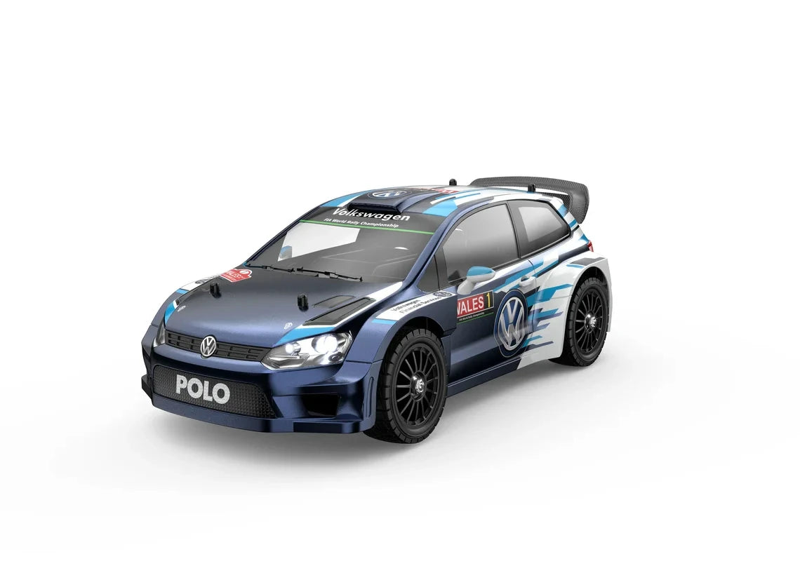Een 1:7 schaalmodel van een Volkswagen Polo rallyauto in blauw-wit, met zichtbare details zoals de dakspoiler, wielen en sponsorstickers. Geschikt voo