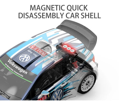 Een 1:7 schaalmodel van een Volkswagen Polo rallyauto in blauw-wit, met duidelijke sponsorstickers en zichtbare metalen wielen. Geschikt voor racetrac