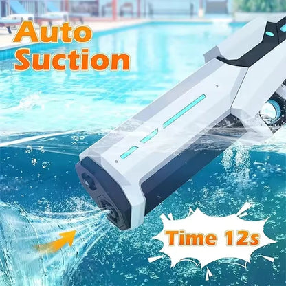 Een witte elektrische waterpistool met blauwe LED-verlichting, vastgehouden door een vrouw in jeans. Inclusief 3x batterijen, ideaal voor zomerse wate