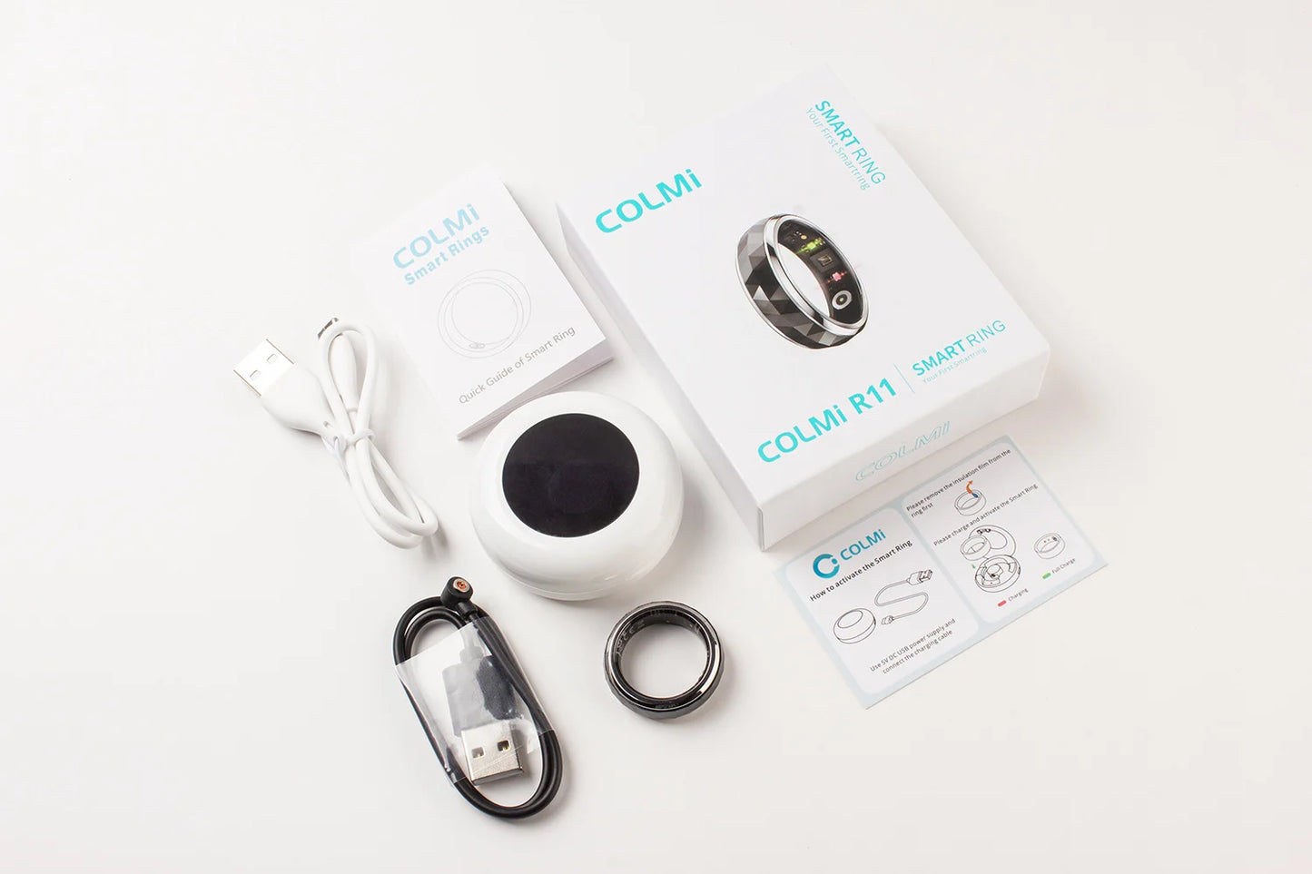 Een COLMi slimme ring met glanzend zilveren rand en facettenstructuur, voorzien van een actieve sensor en groene LED-indicator, geschikt voor dagelijks gebruik en technologische toepassingen. - Foto 24