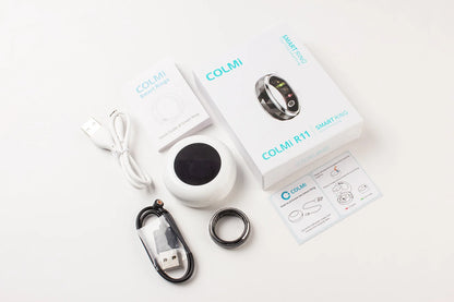 Een COLMi slimme ring met glanzend zilveren rand en facettenstructuur, voorzien van een actieve sensor en groene LED-indicator, geschikt voor dagelijks gebruik en technologische toepassingen. - Foto 24