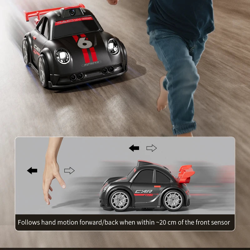 Zwart en witte raceauto’s met HD-camera’s voor live-uitzending, gestuurd via een handbediend remote met scherm. Perfect voor kinderen die racen en str