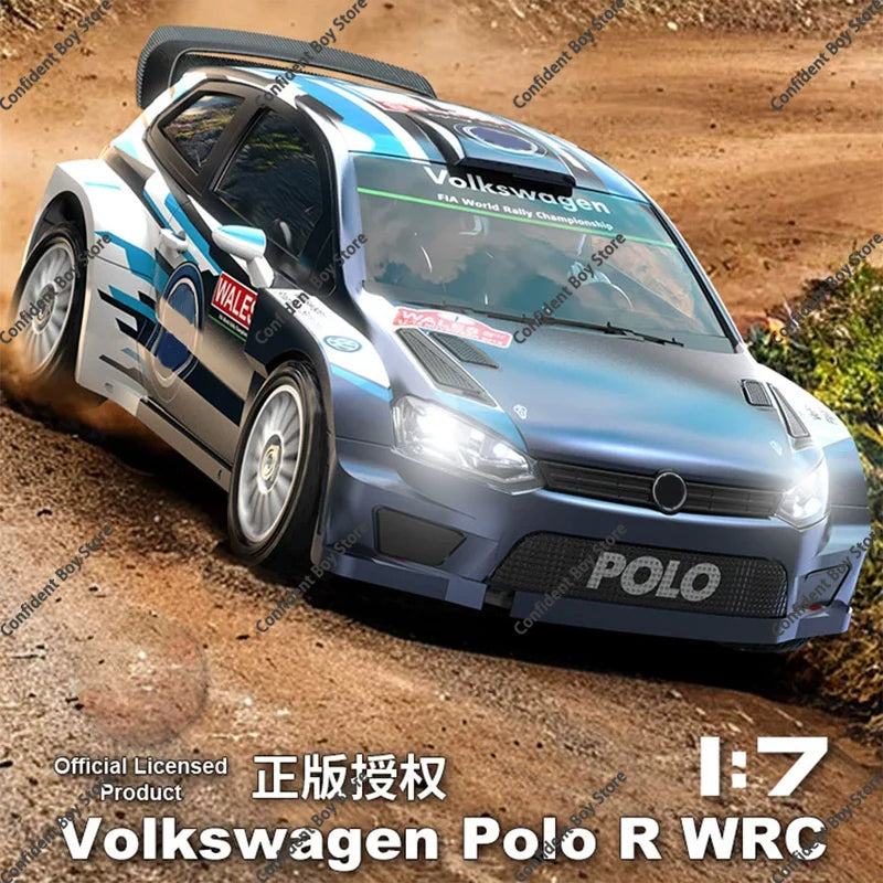 Een 1:7 schaalmodel van een Volkswagen Polo rallyauto in blauw-wit, met zichtbare details zoals de dakspoiler, wielen en sponsorstickers. Geschikt voo