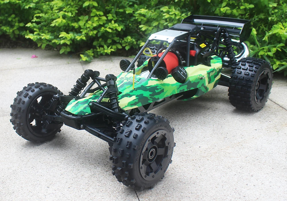 Groene camouflage RC buggy met zwarte banden en zichtbare schokdempers, klaar voor terreinrijden. Perfect voor outdoor speelplekken en avontuurlijke k