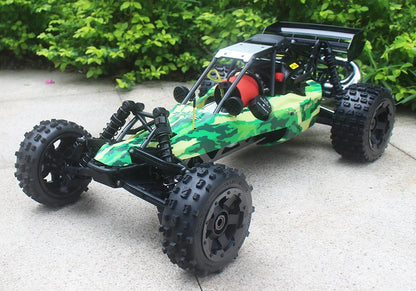 Groene camouflage RC buggy met zwarte banden en zichtbare schokdempers, klaar voor terreinrijden. Perfect voor outdoor speelplekken en avontuurlijke k