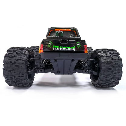 Oranje en blauw gestreepte RC monstertruck met grote zwarte banden en zichtbare "MT-16" sticker, geplaatst naast zijn zwarte stuurunit voor terreinrij