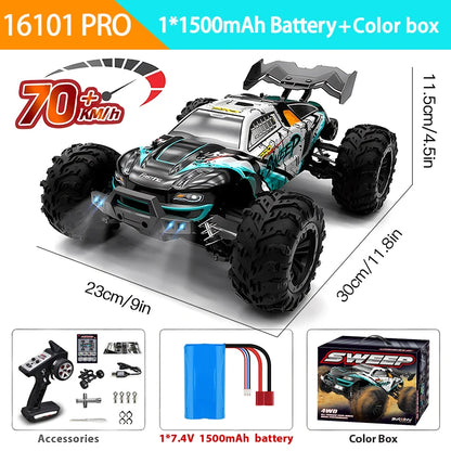 Zwart en roze RC monstertruck met grote, modderige banden en blauwe LED-verlichting, in actie op een stoffige terreinbaan. Geschikt voor extreme terre