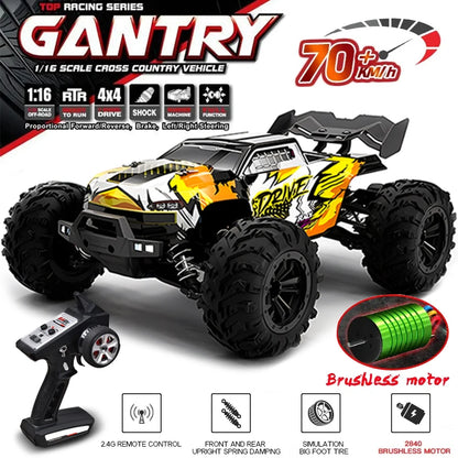 Een 1:16 schaal RC monstertruck in zwart, roze en wit, met grote terreinbanden en blauwe LED-verlichting, rijdt krachtig over modderig terrein. Geschi