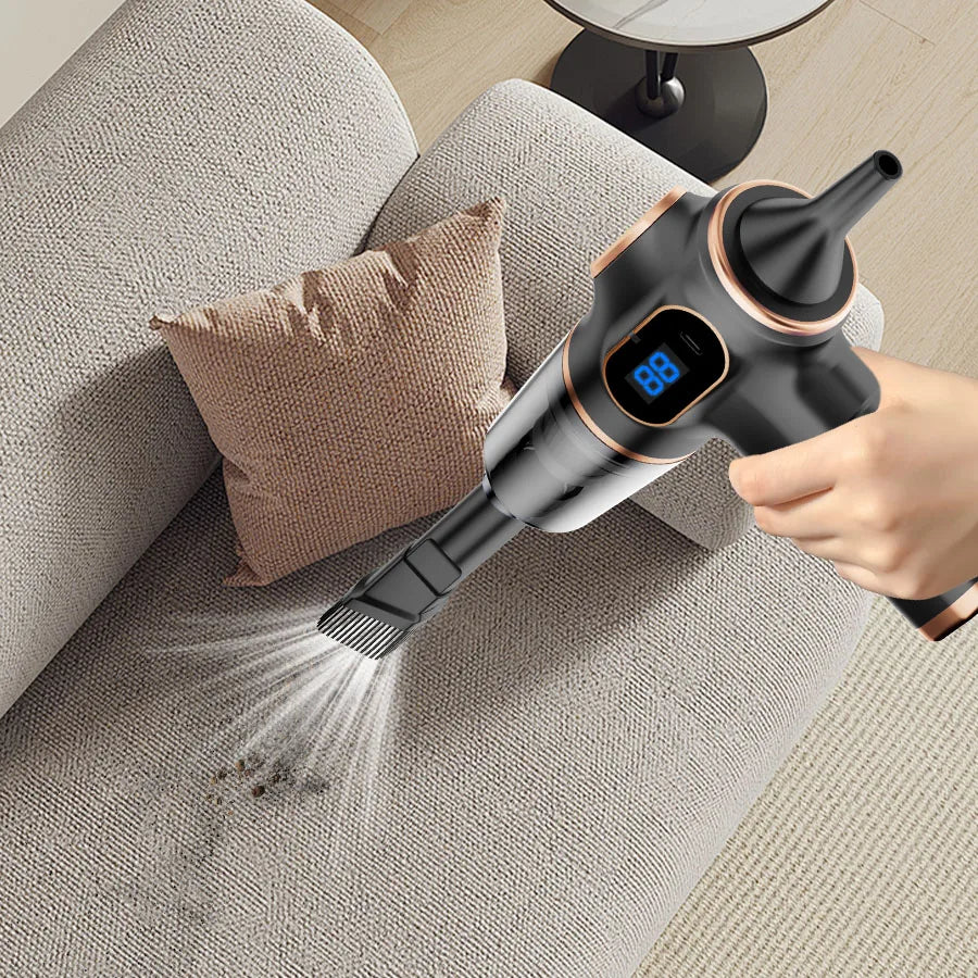 Blauwe draadloze stofzuiger met goudkleurige accenten en digitale display, uitgerust met diverse accessoires voor efficiënte schoonmaak van meubels en