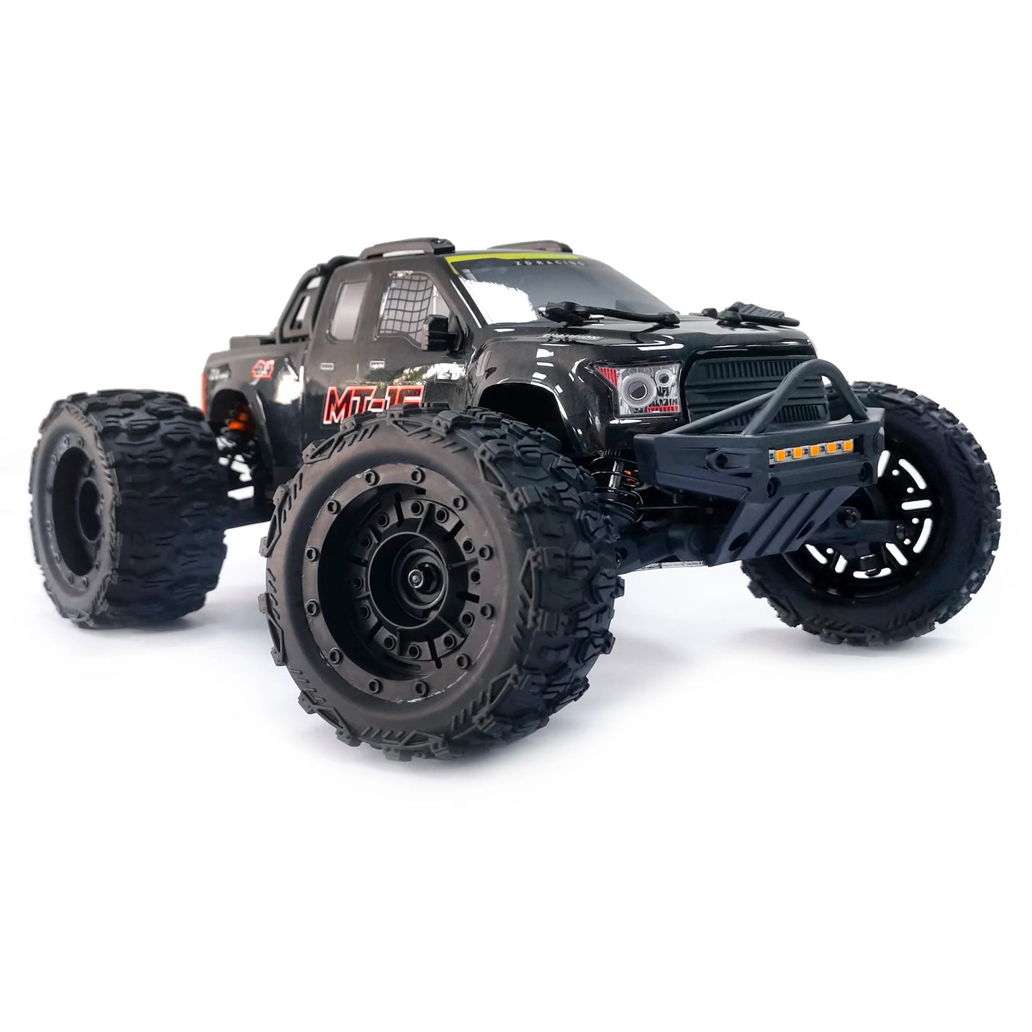 Oranje en blauwe RC monstertruck met grote zwarte banden en zichtbare "MT-16" sticker, geplaatst naast zijn zwarte stuurunit voor speelplezier op zand