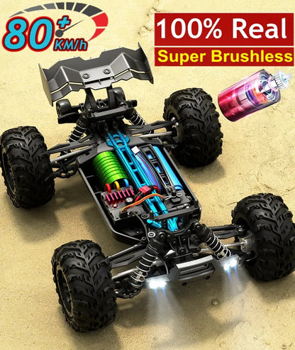 Een 1:16 schaal RC monstertruck in zwart, roze en wit met grote terreinbanden en blauwe LED-verlichting, ontworpen voor speelgoedraces op zware terrei