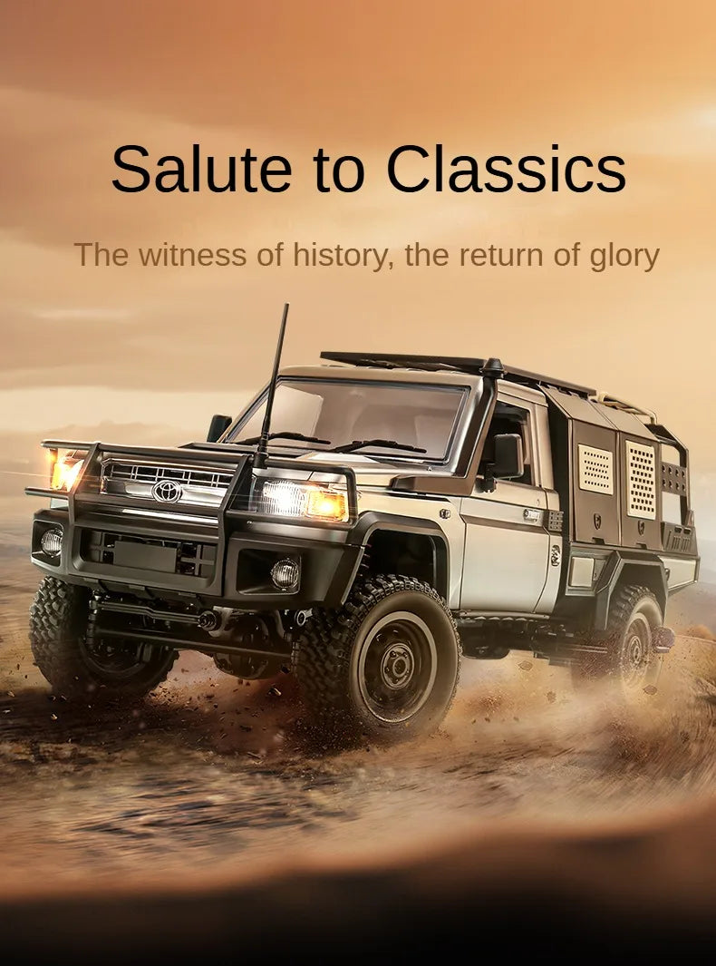 De ZWN MN82S 1:12 RC Toyota Land Cruiser in donkergroene kleur, met realistische details en rubberen banden, staat op rotsachtig terrein, geschikt voo