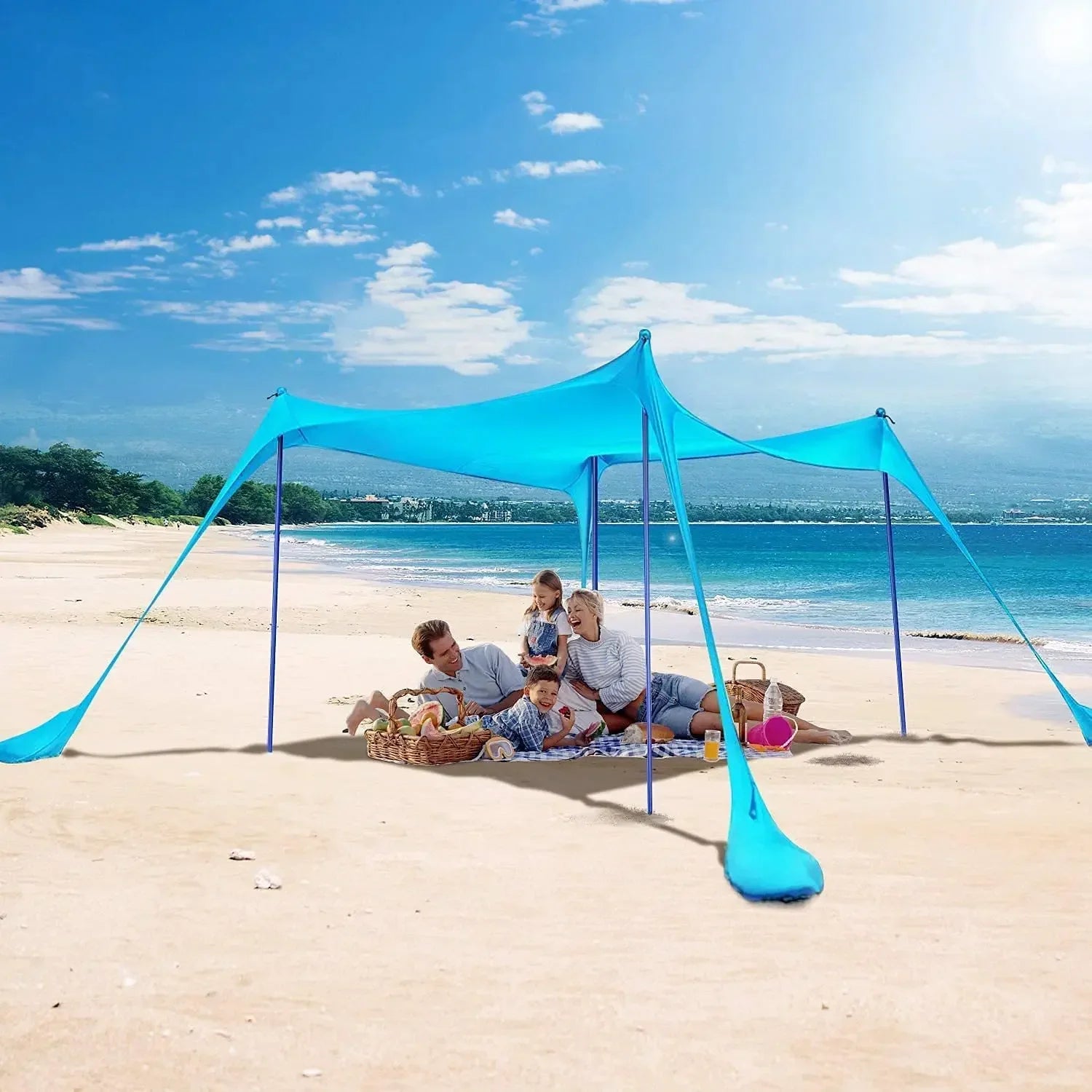 Blauwe zonnescherm tent met metalen stangen biedt schaduw op het strand. Een vrouw in bikini en strohoed rust op een ligstoel onder de tent, perfect v