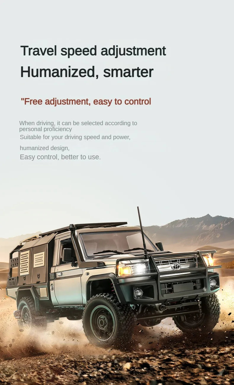 De ZWN MN82S 1:12 RC Toyota Land Cruiser in bruin, met zichtbare antenne, koplampen en terreinbanden, staat op rotsachtig terrein. Officieel licentiep