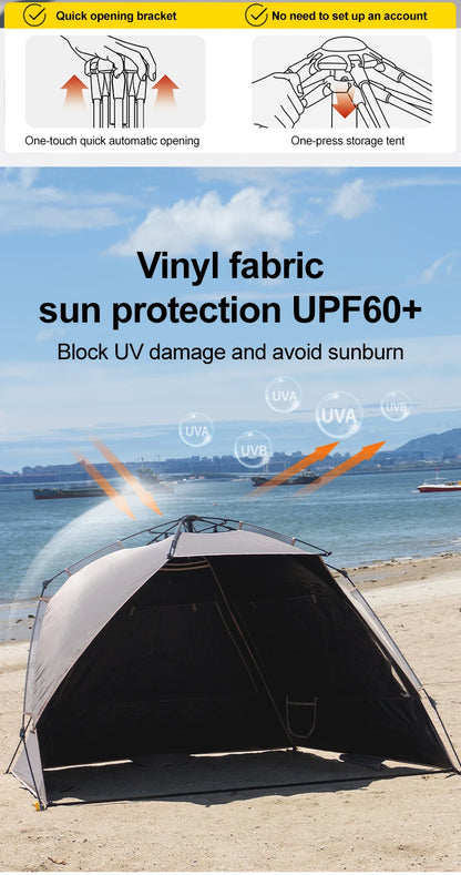 Zilveren vinyl zonnescherm met UPF60+ bescherming, geplaatst op het strand met twee vouwstoelen en tafel. Ideaal voor zonbescherming tijdens kamperen 