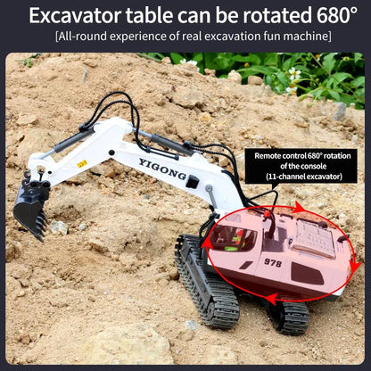 Grote gele RC-graafmachines met zwarte banden en metalen details, inclusief een schep en een dumptruck, staan op zand. Een hand houdt de oranje afstan