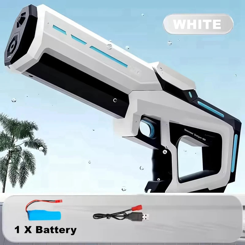 Een witte elektrische waterpistool met blauwe LED-verlichting, vastgehouden door een jonge vrouw in jeans. Geschikt voor kinderen en volwassenen voor 
