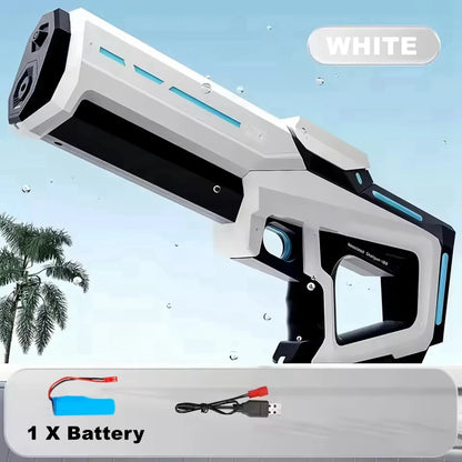 Een witte elektrische waterpistool met blauwe LED-verlichting, vastgehouden door een jonge vrouw in jeans. Geschikt voor kinderen en volwassenen voor 