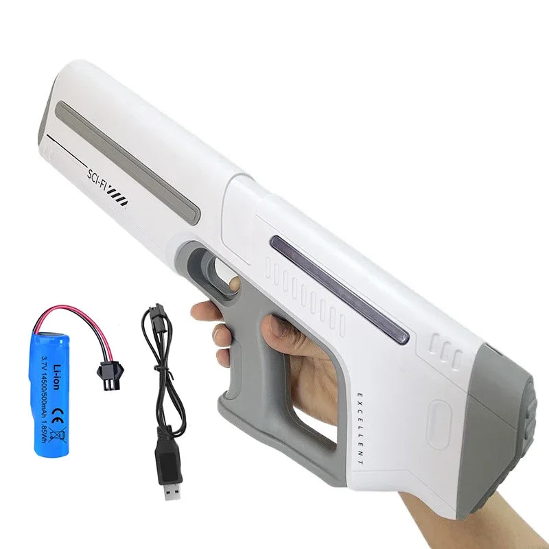 Een witte elektrische waterpistool met blauwe LED-verlichting, vastgehouden door een jonge vrouw in jeans. Geschikt voor speelplekken en zomerfeesten,