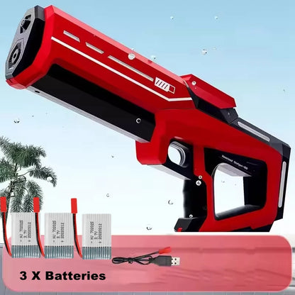 Een witte elektrische waterpistool met blauwe LED-verlichting, vastgehouden door een jonge vrouw in jeans. Geschikt voor kinderen en volwassenen tijde