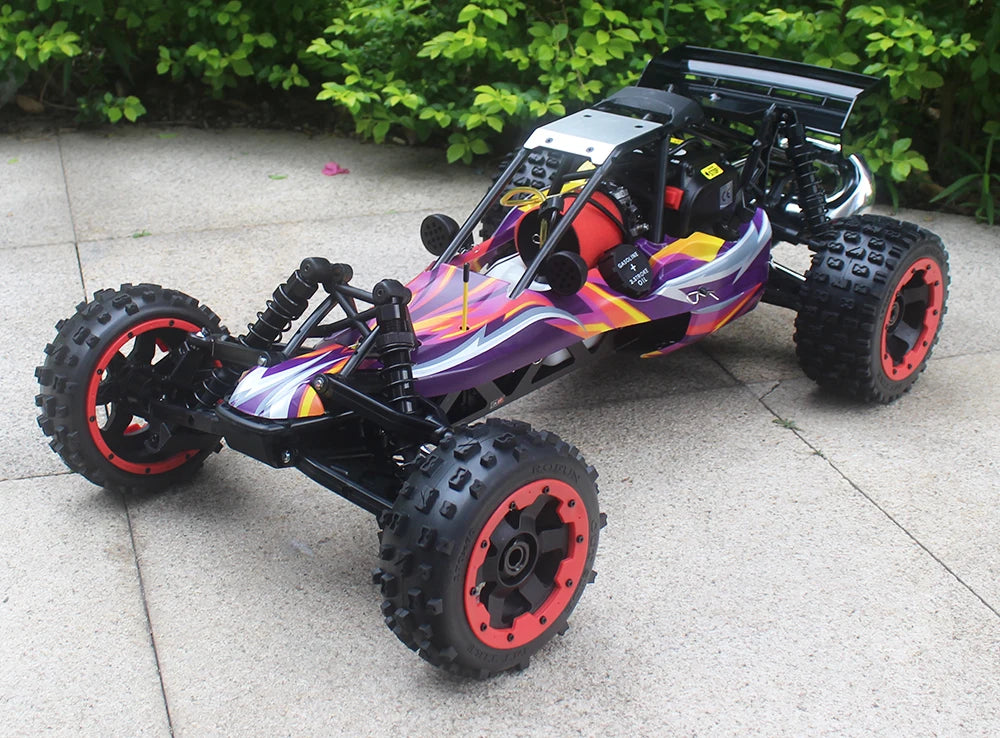 Groene camouflage RC buggy met zwarte banden en metalen frame, klaar voor terreinrijden. Zichtbare motor en stuurwiel, geschikt voor buitenplezier en 
