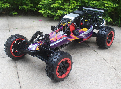 Groene camouflage RC buggy met zwarte banden en metalen frame, klaar voor terreinrijden. Zichtbare motor en stuurwiel, geschikt voor buitenplezier en 