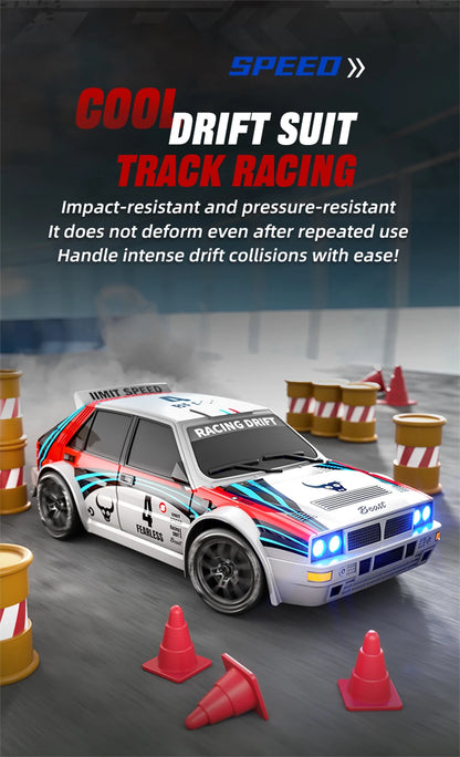 Een witte RC-rallyauto met rode en blauwe strepen, zwarte wielen en blauwe LED-verlichting, klaar voor drift- en race-avonturen. Inclusief stuur, extr