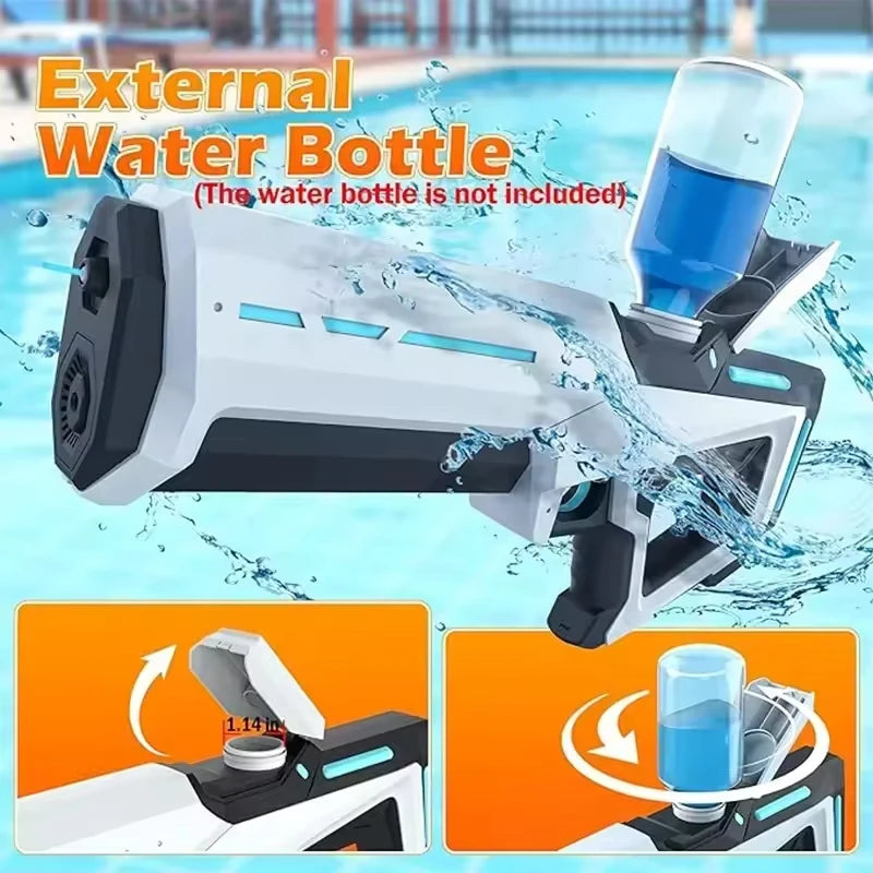 Een witte elektrische waterpistool met blauwe LED-verlichting, vastgehouden door een vrouw in jeans. Het speelgoed is voor kinderen en geschikt voor z
