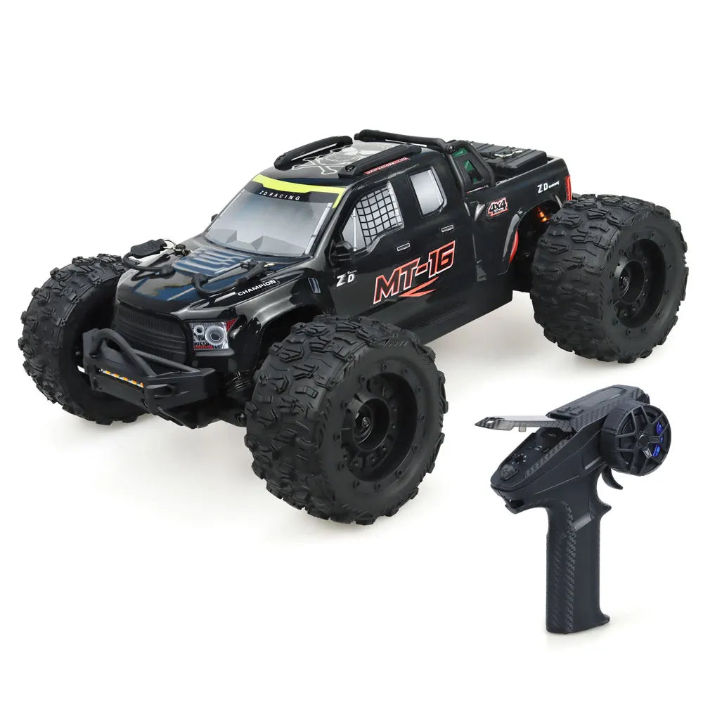 Oranje en blauwe RC monstertruck met grote zwarte banden en zichtbare "MT-16" sticker, geplaatst naast zijn zwarte stuurcontroller voor speelplezier o