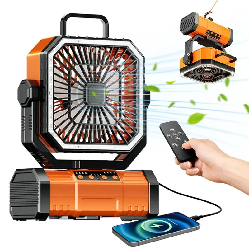 Oranje en zwarte draagbare ventilator met handgreep, voorzien van UBS/TYPE-C oplader, lichtend op een houten tafel in een tuin, klaar voor gebruik bij