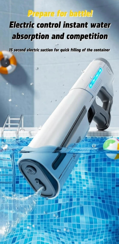 Een witte elektrische waterpistool met blauwe LED-verlichting, vastgehouden door een vrouw in jeans, inclusief drie batterijen voor speelplezier op zo
