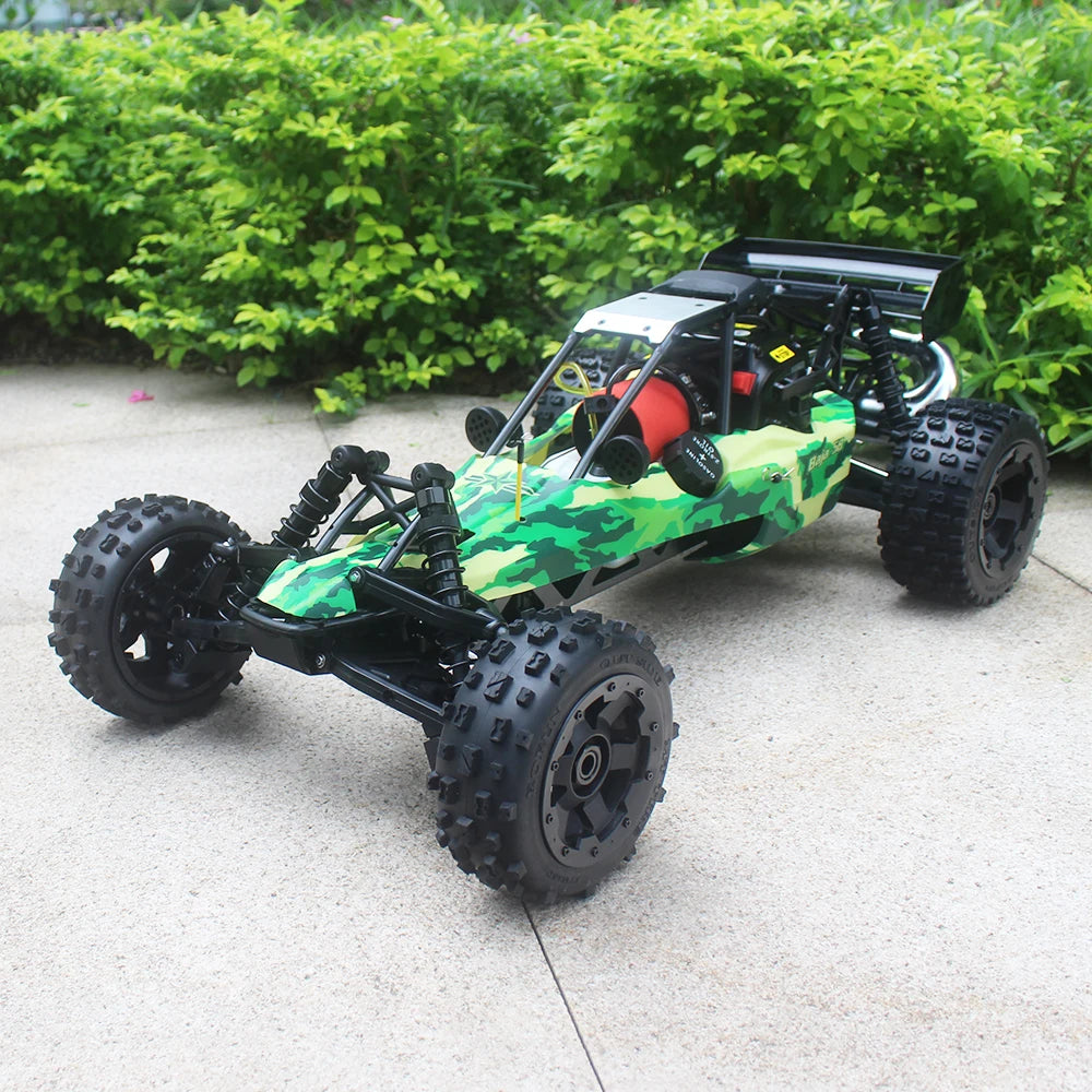 Groene kamoufleer RC buggy met zwarte banden en zichtbare schokdempers, klaar voor terreinrijden. Perfect voor outdoor speelplekken en avontuurlijke k