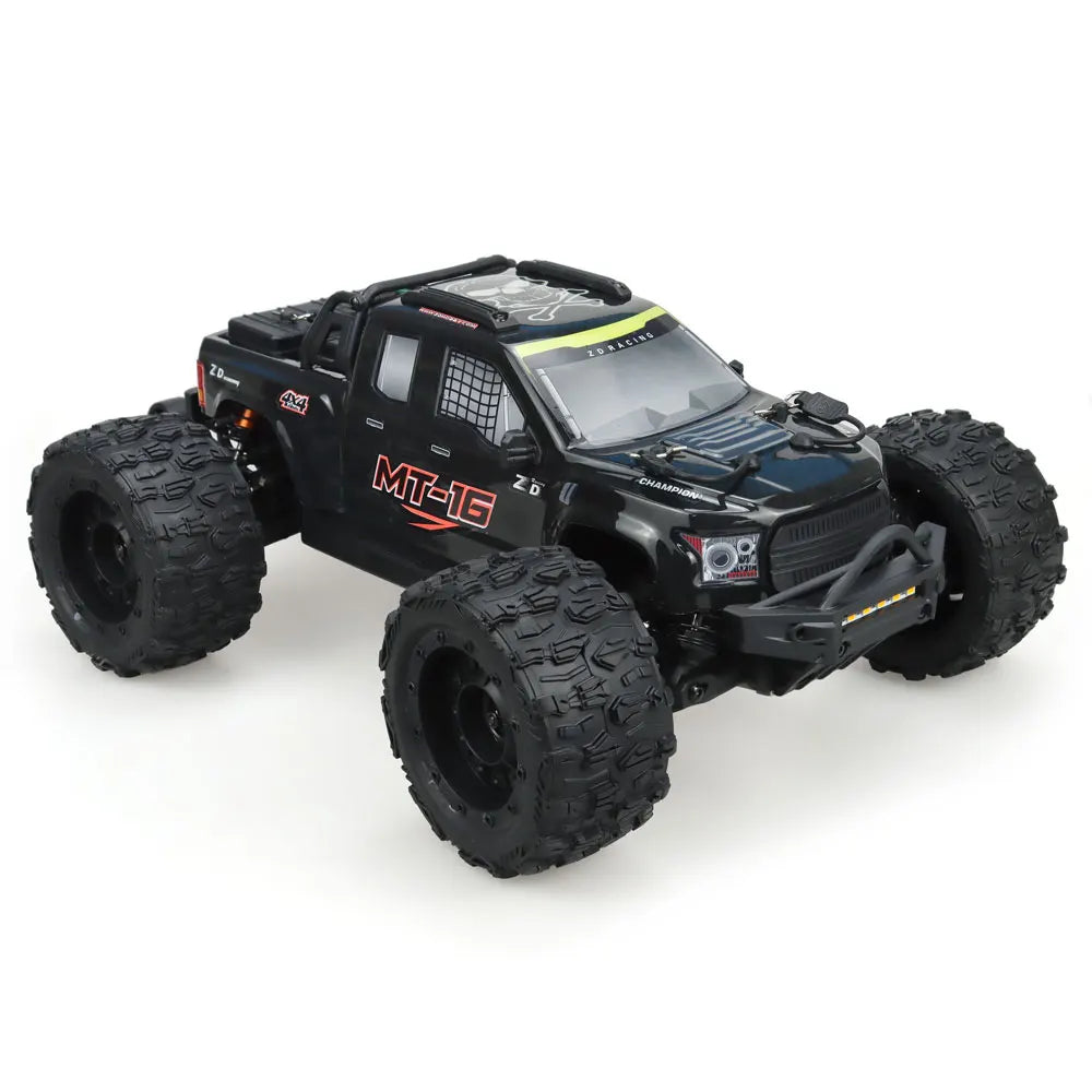 Oranje en blauwe RC monstertruck met grote zwarte banden en zichtbare "MT-16" sticker, geplaatst naast zijn zwarte stuurcontroller, geschikt voor spee