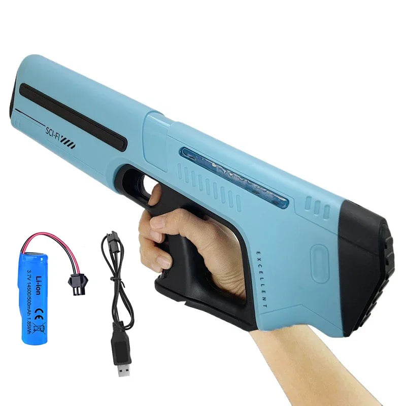 Een witte elektrische waterpistool met blauwe LED-verlichting, vastgehouden door een jonge vrouw in jeans. Geschikt voor speelplezier en watergevechte